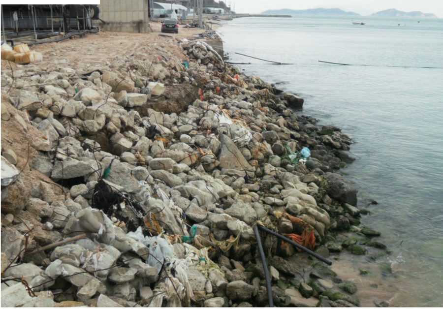 시공 전 — 태풍으로 파손된 가계해안 제방